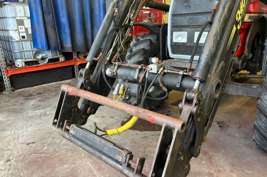 Massey Ferguson 6140 z ładowaczem 91KM