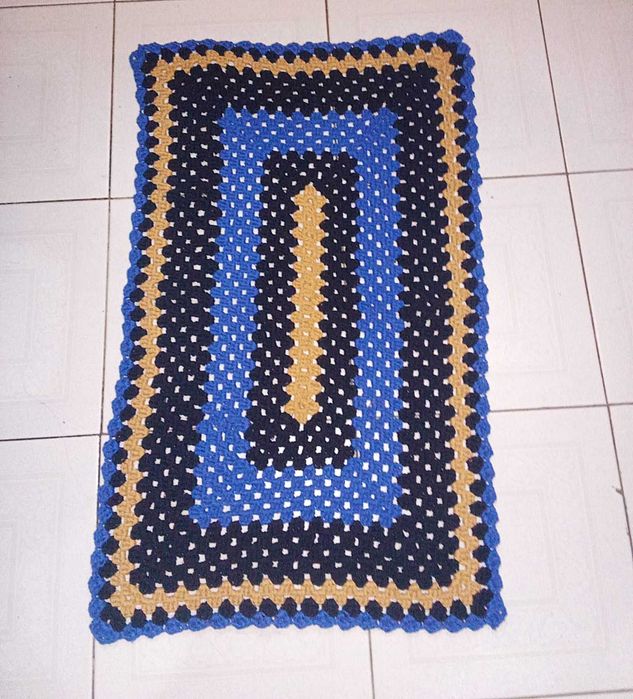 Tapete em crochê azul, preto e amarelo torrado feito à mão