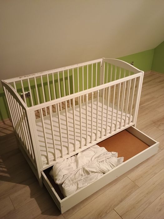 Łóżeczko dziecięce firmy Klupś z materacem
