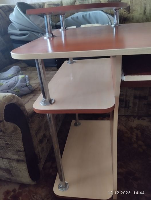 Компьютерный стол 2000грн