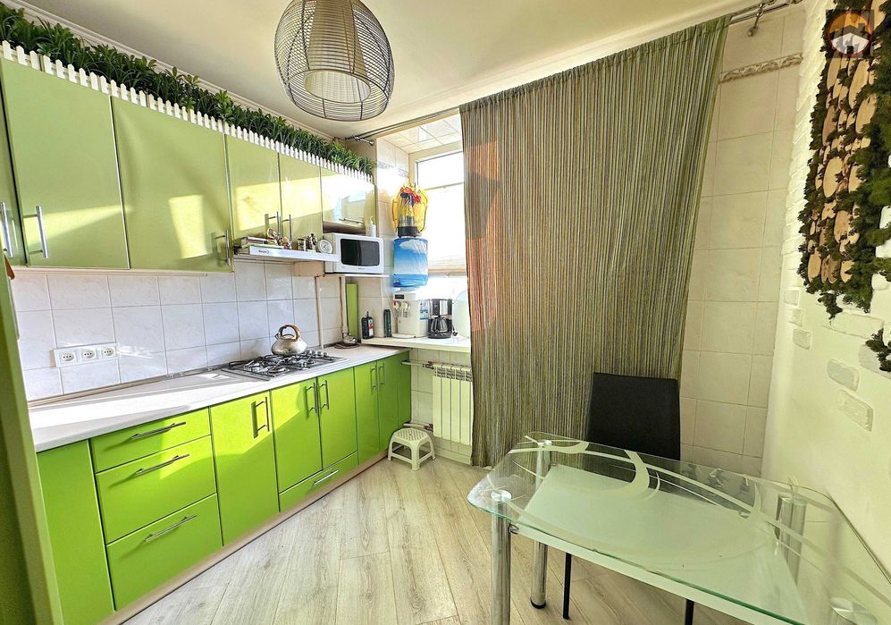 Продається 2-х кімнатна сталінка в Центрі  "Будинок зі Шпилем"