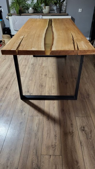 Stół dębow z żywicy