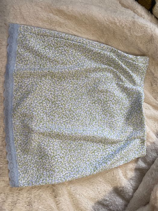 Minissaia H&M com pequena abertura na perna