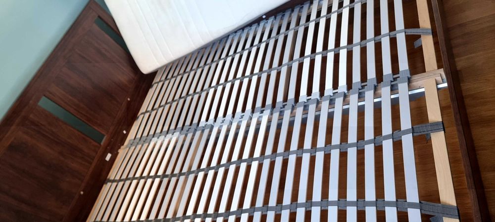 Cama madeira ikea com colchão e 2 criados mudos