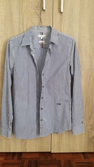 Camisa Tommy feminina pouco usada