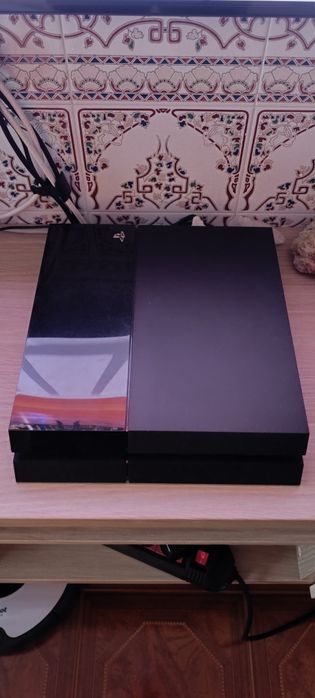 Vendo PS4 500GB + 2 comandos originais