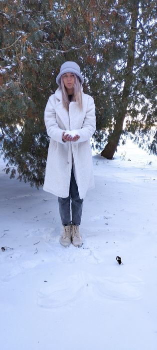 Зимова…… шубка… біла