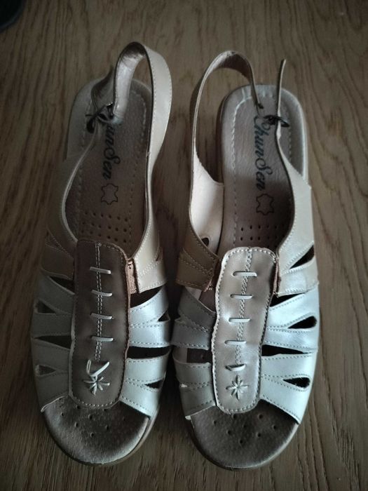 Buty damskie sandałki 39 koturn gumki wsuwane 25cm skóra Chun Sen