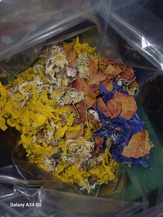 Materiał paszowy uzupełniający dla gryzoni – naturalna mieszanka kwiat