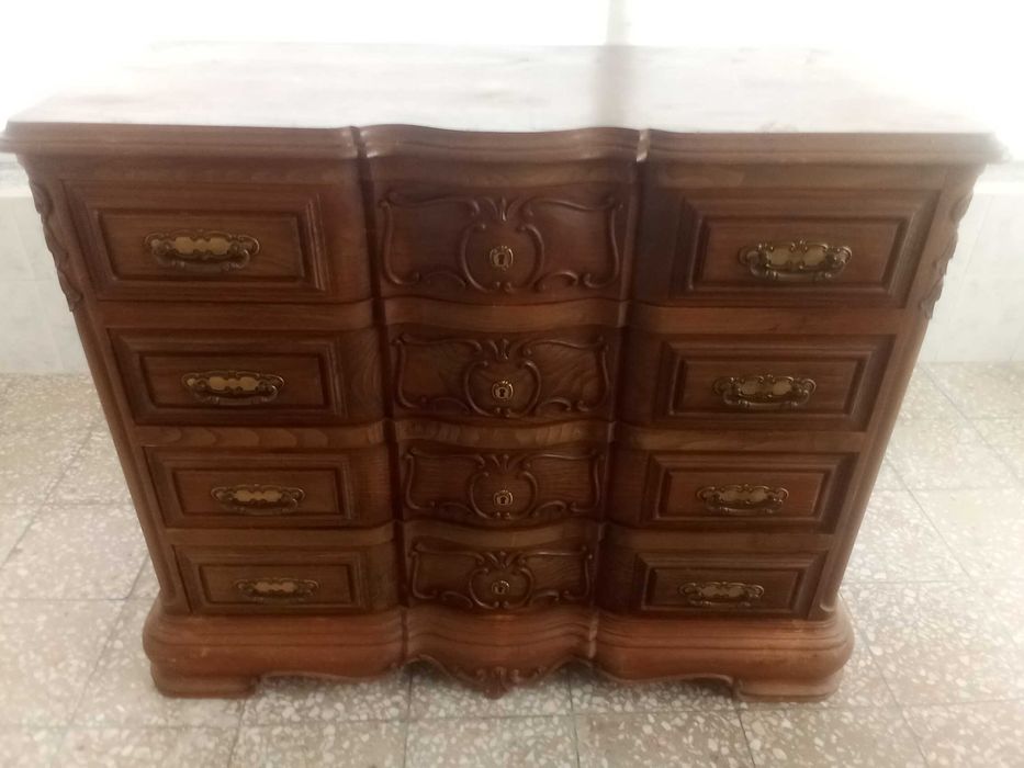 Cómoda em madeira maciça