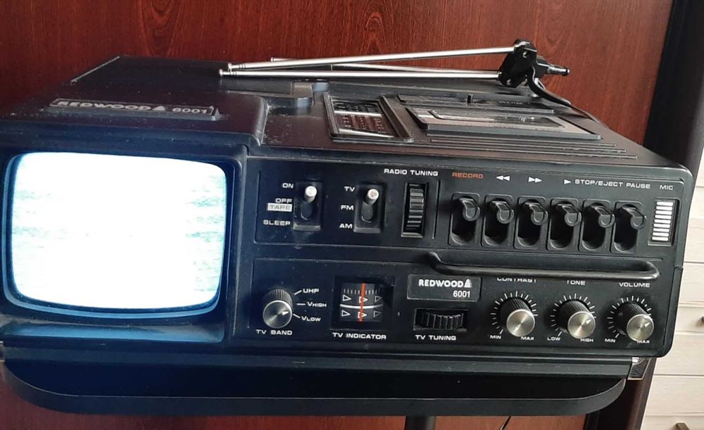 Przenośny telewizor,radio i magnetofon kasetowy w jednym Redwood 6001.