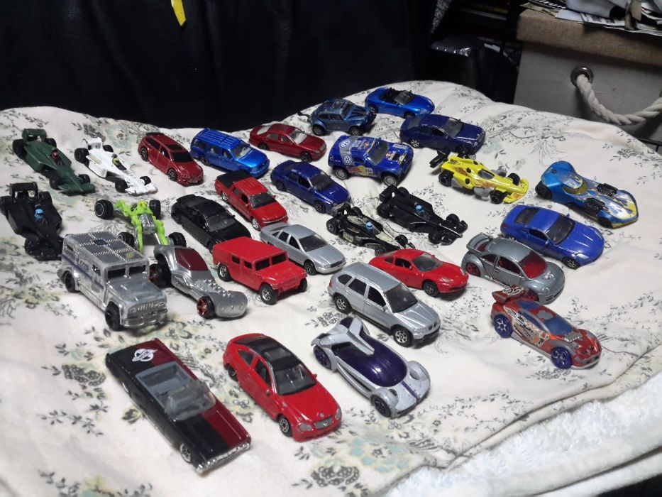 86 Carros miniatura majorette, hotwheel,welly, maisto