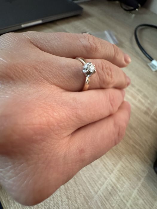 Золоте кільце з діамантом