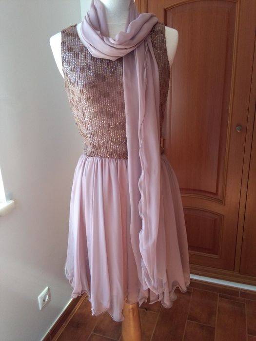 Vestido de cerimónia, com tronco bordado com  lantejoulas