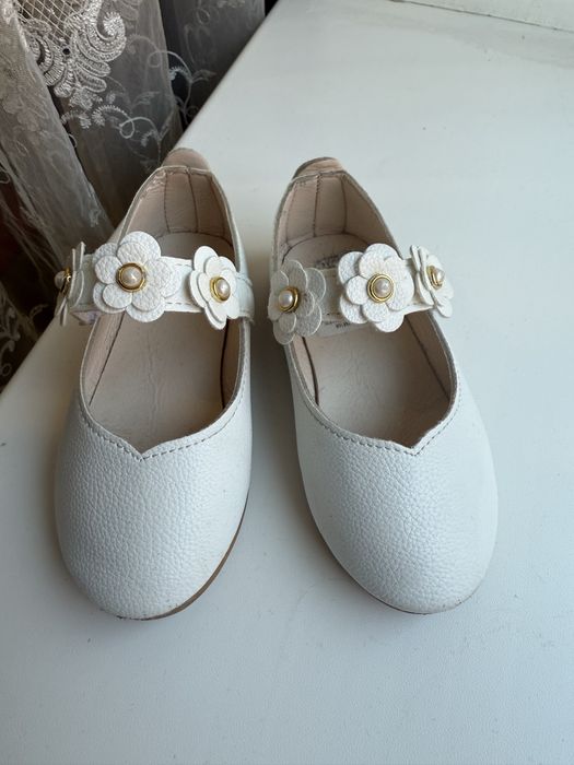 Туфлі молочного кольору для дівчинки
