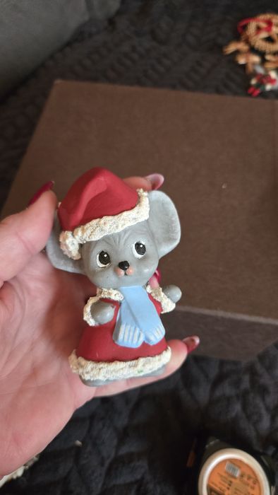 Myszka w stroju Mikołaja.