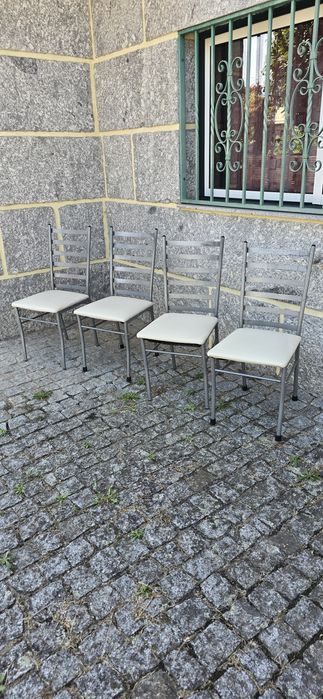 4 cadeiras em bom estado
