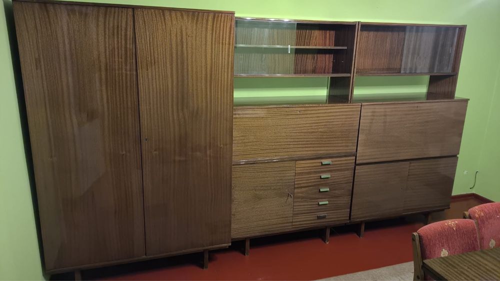 Komplet mebli: meblościanka, stół i krzesła PRL