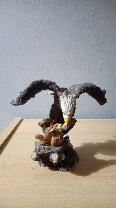 Estatueta Águia Vermelha