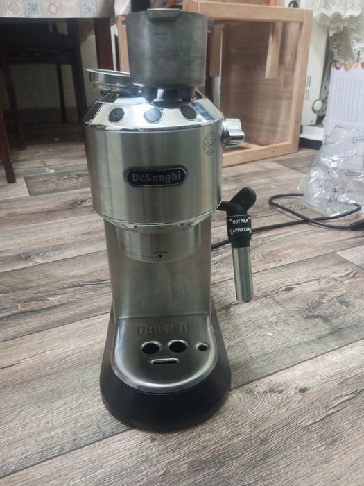 Кавоварка DeLonghi Dedica EC 685