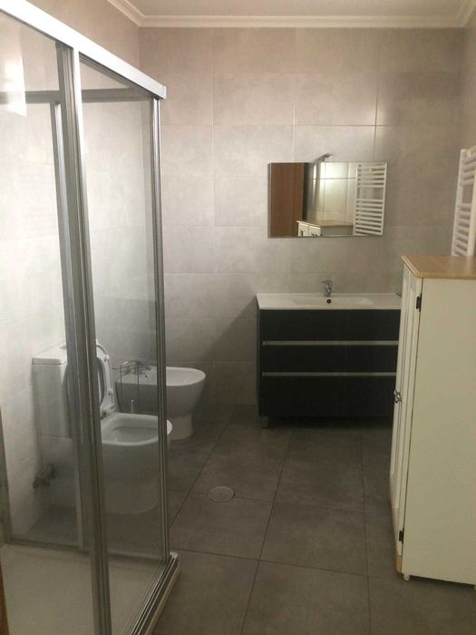 Arrenda-se Vivenda constituída por RC e 1º Andar garagem