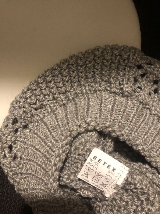 Beret damski w kolorze szarym
