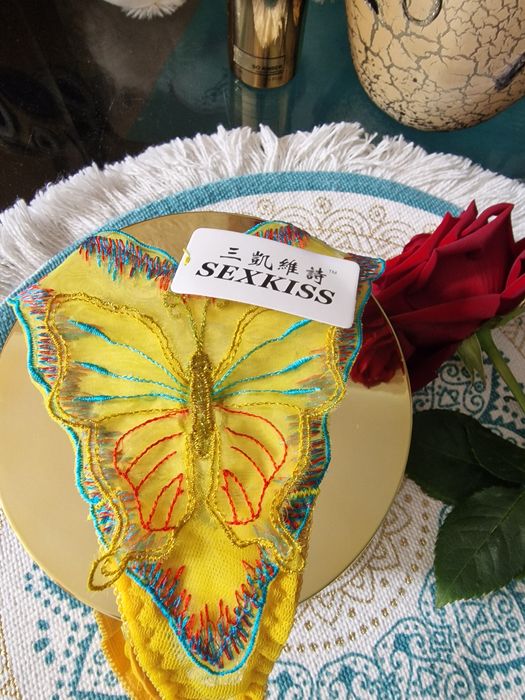 Seksowne koronkowe stringi damskie motylek.