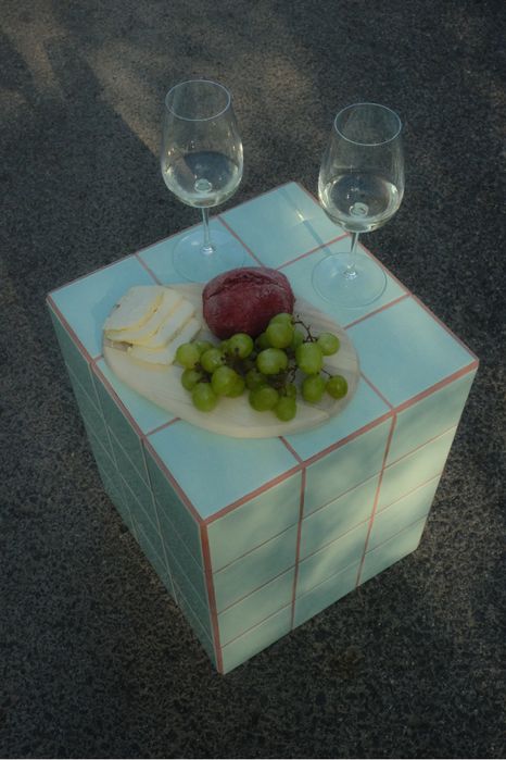 Mesa de apoio em azulejo/cerâmica by KUL.