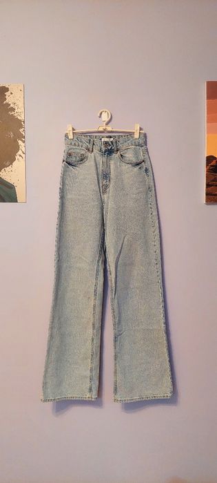 Wide High Jeans, wysoki stan, proste, szerokie nogawki i przetarcia