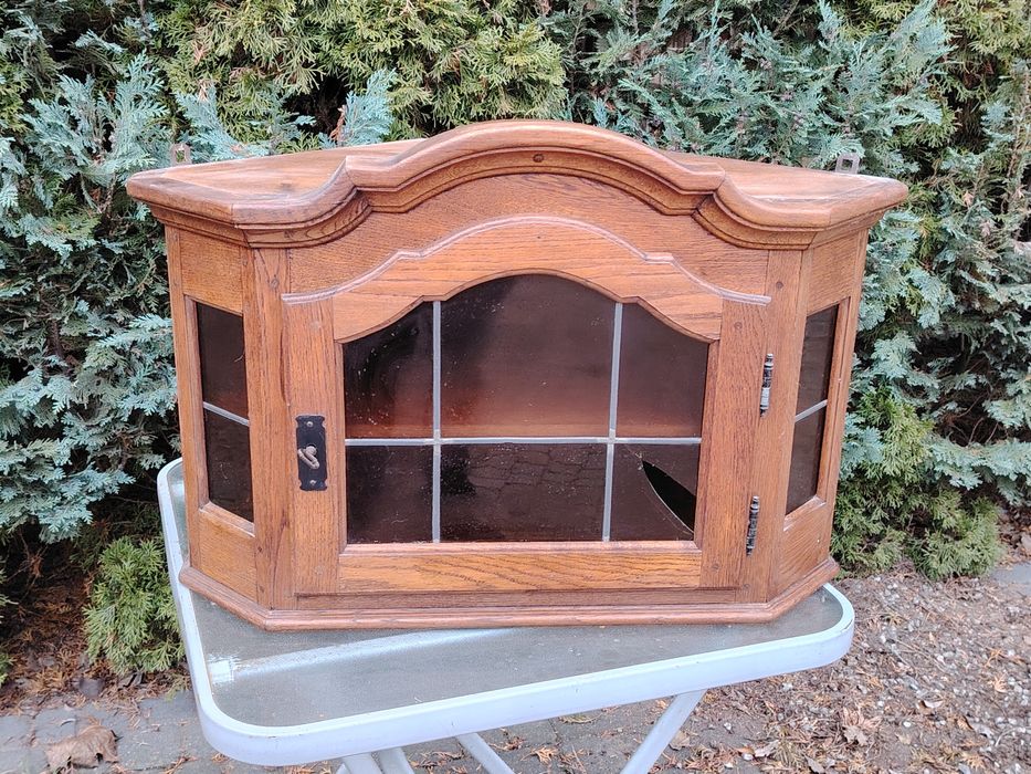 Stara drewniana witrynka narożna wisząca