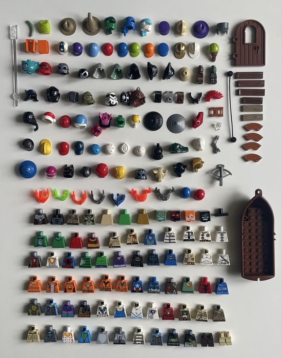 Lego деталі, торси, шоломи, волосся, тварини, ноги