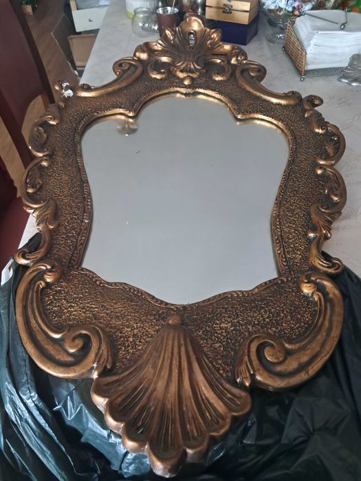 Bonito e antigo  espelho a precisar de umpequeno restauro
