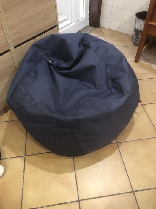 2 pufs - 1 em formato de pera e outro mais redondo em azul escuro