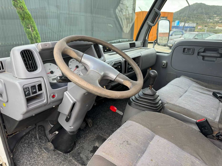 Carrinha Nissan Cabstar com grua