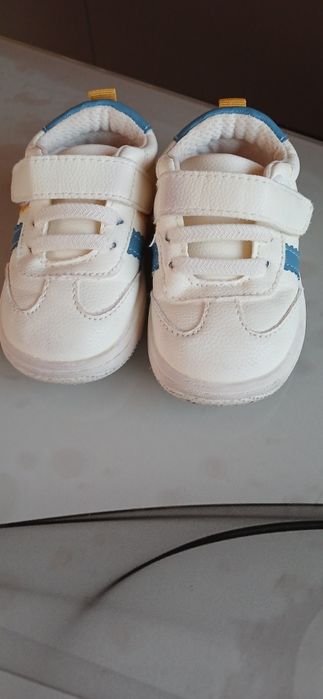 Білі кросівки. 16 розмір.