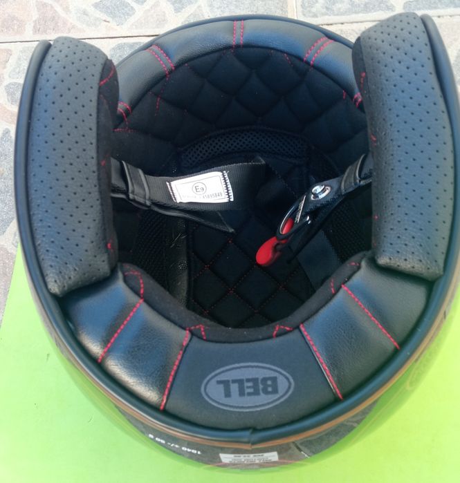 Capacete Jet da marca Bell