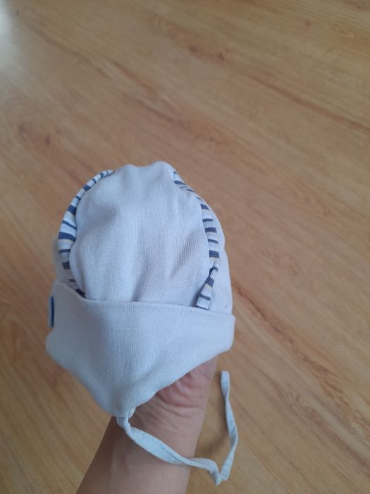 Czapka wiązana dla chłopca