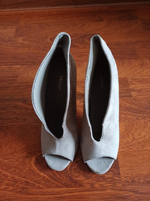Szare buty szpilki wsuwane. 37