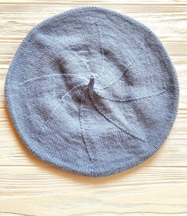 Берет спицями ручна робота