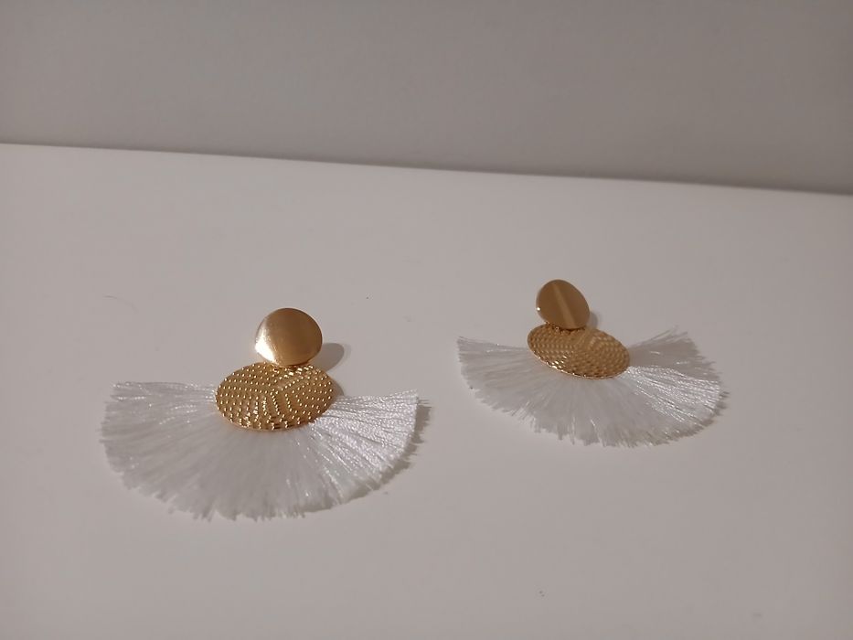 Brincos dourados e branco