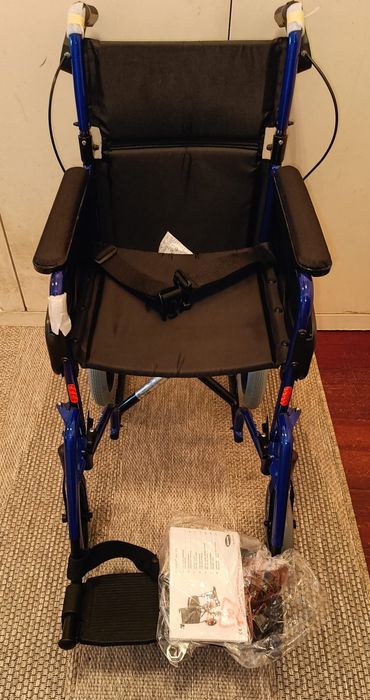 Cadeira de rodas Ivancare modelo Alu Lite