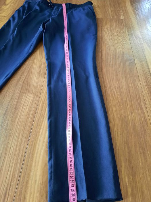 Granatowy garnitur męski marki vistula.