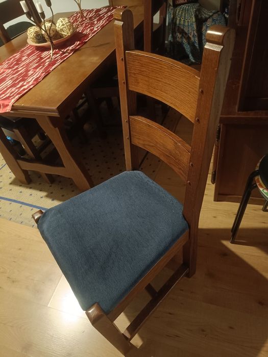 Mesa de sala e 5 cadeiras de madeira maciça