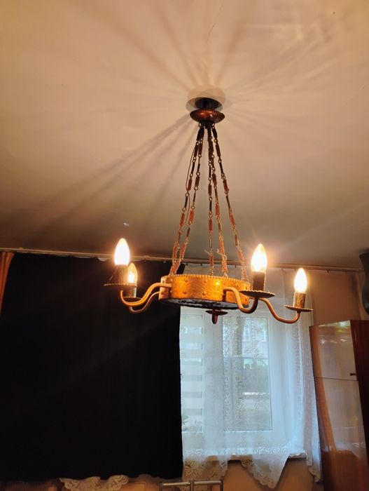 Monety, zegar, bujak, lampa.