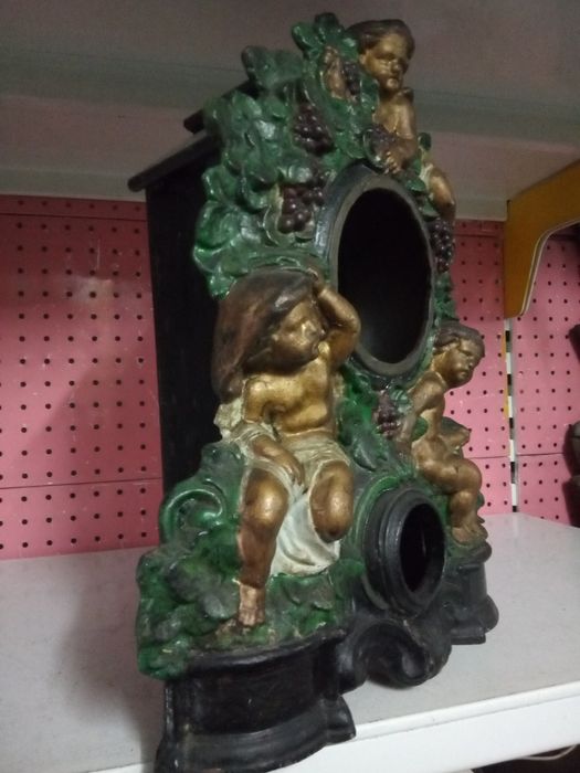 Fantástica antiga caixa de relógio com frente em metal pintado-anjos