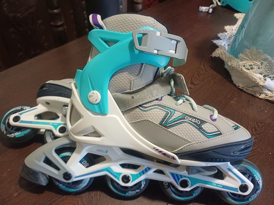 Patins em linha com capacete de proteção