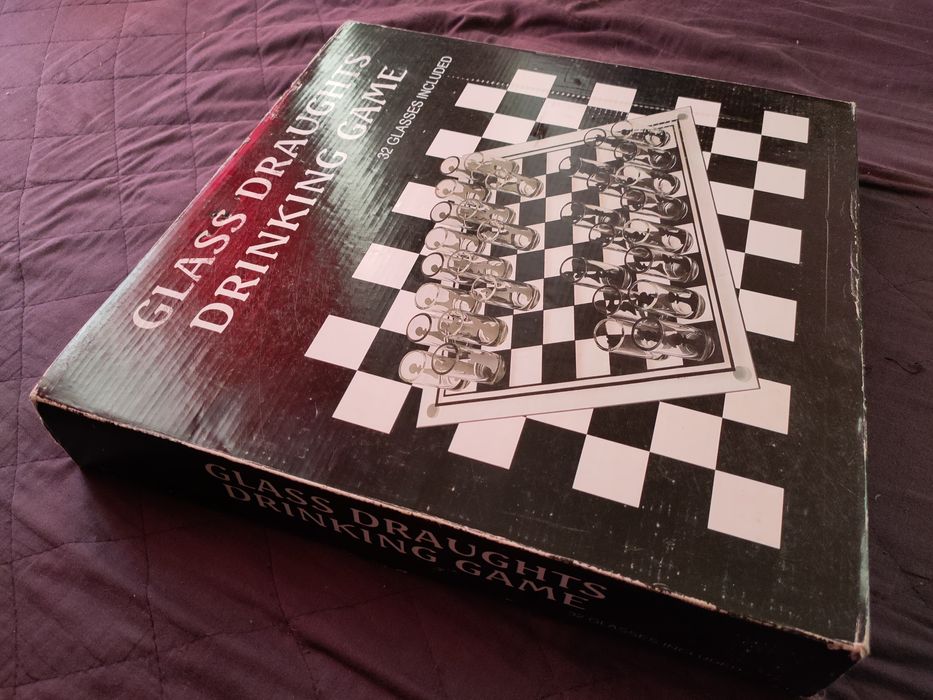 Jogo de xadrez em copos de shots