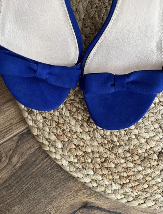 Босоніжки з бантиком на підборах