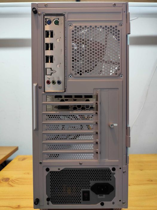 Gamingowy komputer czarny/biały. M.2 NVMe, dysk 2TB RX580 8GB, 64GB RAM, 10 rdzeni+akcesoria