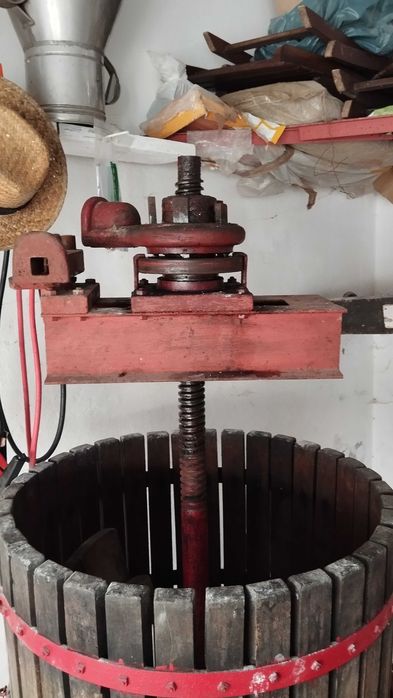 Prensa de Uvas em Ótimo Estado